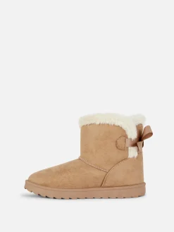 Botas Imitação Pelo Detalhe Laço