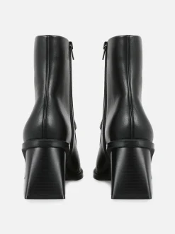 Botas Tacão Detalhe Corrente Rita Ora